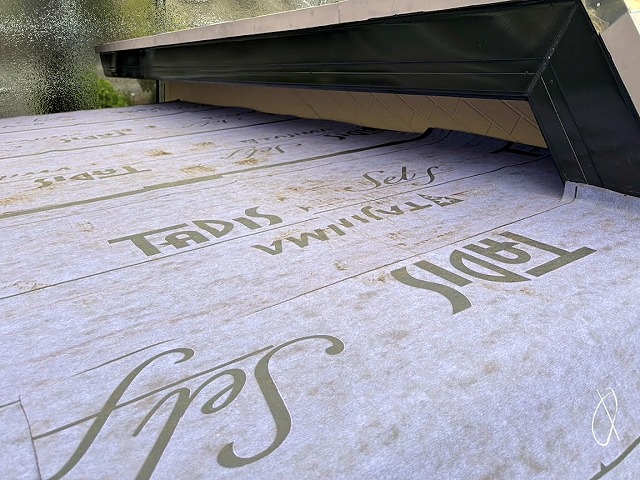 漏水を起こしていた棟違いに防水紙を重ねて敷設