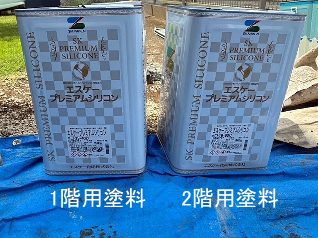 1階と2階の外壁を色分けするため中塗り上塗り用の塗料は2種類用意