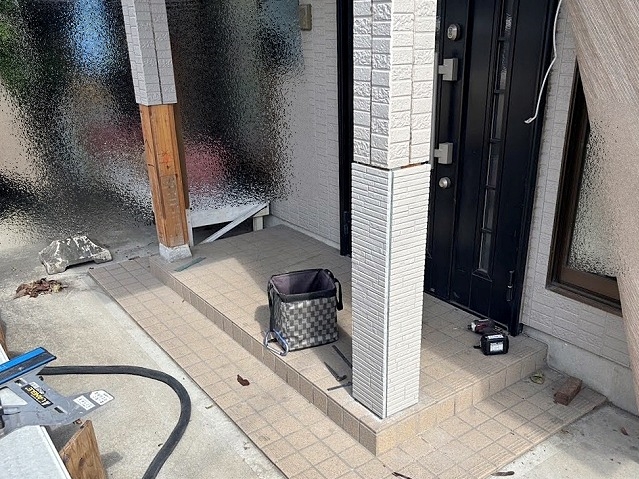 玄関柱の4面に取り付けた平板サイディング