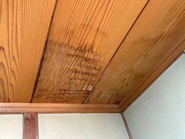じわじわと時間をかけて天井に広がった雨漏り跡