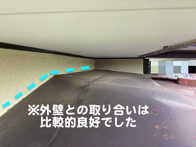 東海村　台風で玄関のトタン庇が破損　外壁との取り合いの写真
