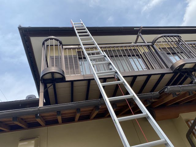 軒先まで長尺梯子を伸ばして架ける