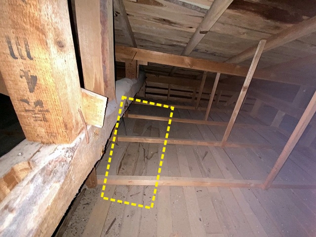 天井裏で多数見つかった雨染み