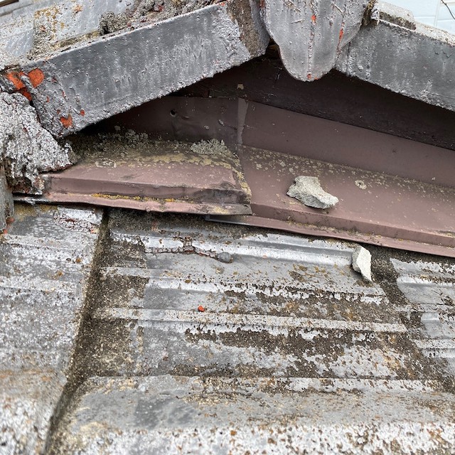 棟違い下の古い水切り板金