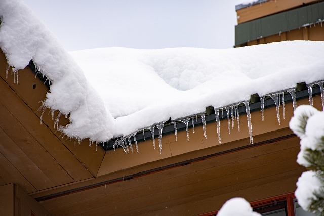 屋根に積もる雪のイメージ画像