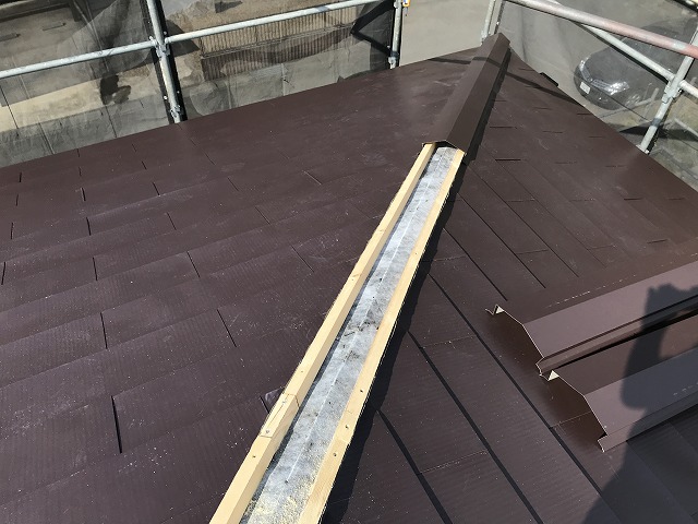 ひたちなか市でカバー工法にて施工中の降り板金部