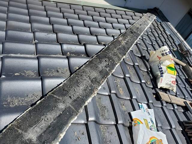 日立市の現場で隅棟を崩す