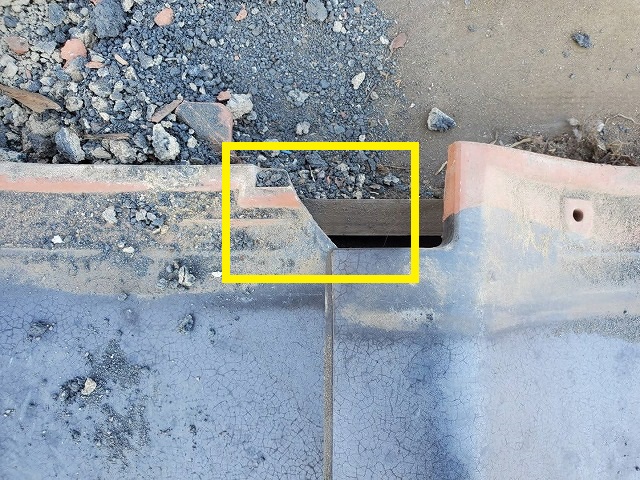 欠けた瓦は必要以上に隙間があく