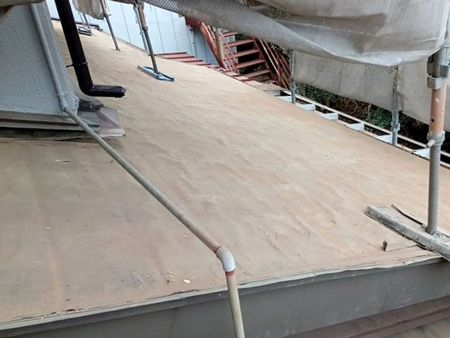 約13トンの瓦屋根の撤去が終了