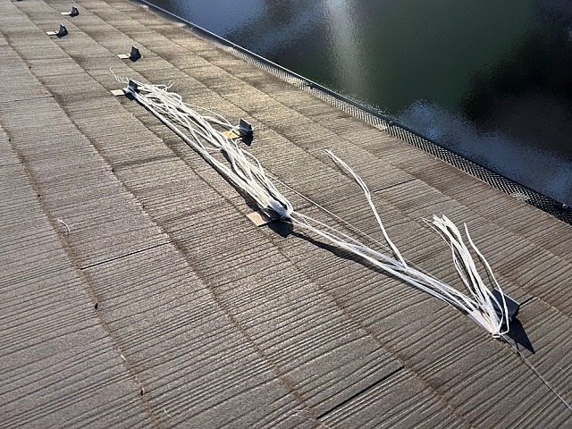 ひたちなか市で強風で飛ばされ隣家の屋根に絡まった紐