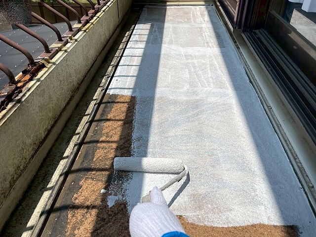 カチオンセメントを施工する前にプライマーを塗布