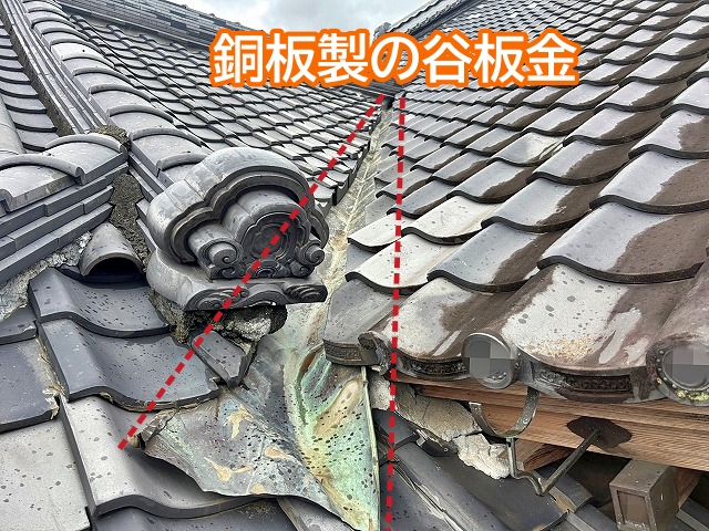 玄関先の雨漏りの原因は上部にあたる銅板製の谷板金