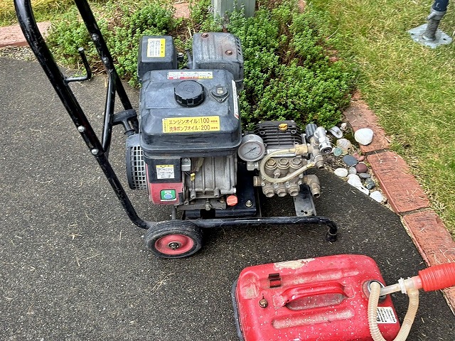 屋根の状態に合わせ業務用高圧洗浄機を使用