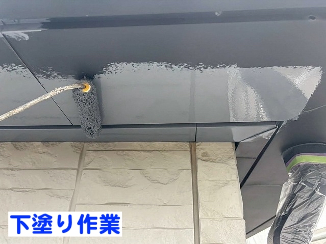 鼻隠しと軒天が一体となった塩ビ鋼板の下塗り作業