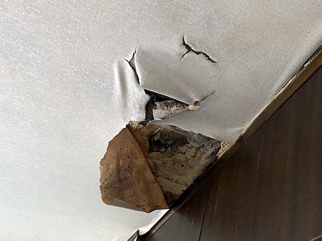 雨漏りでクローゼットの天井のクロスが剥離