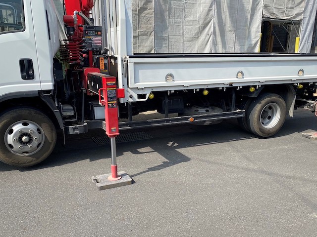 屋根解体時に使用するユニック車