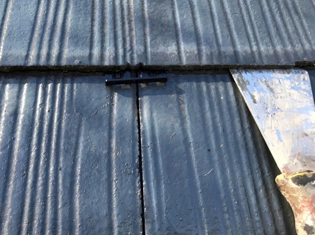 スレート屋根に差し込まれたタスペーサー