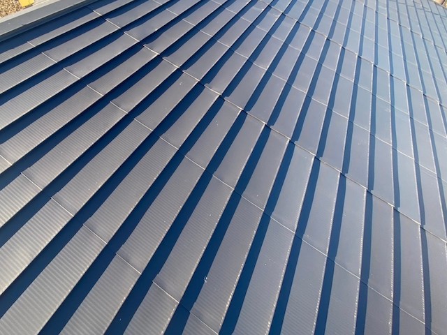 重ね代が一直線になった金属屋根