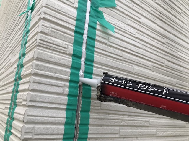 外壁目地に高耐久シーリング材のオートンイクシードを充填