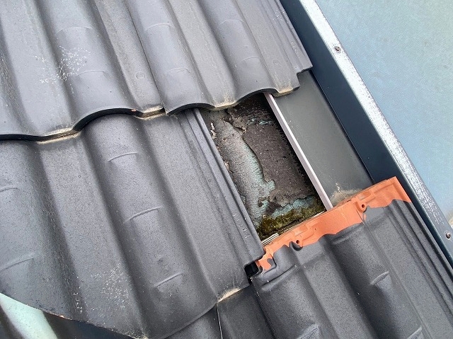 瓦桟より外れて脱落した瓦