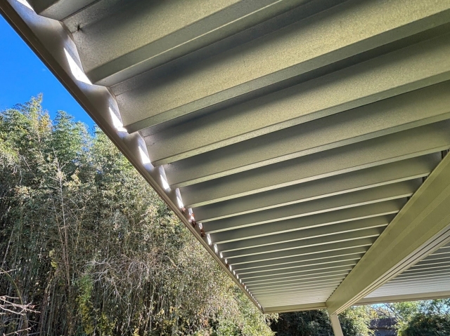 裏側から見た折半屋根の車庫