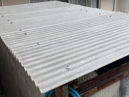 ノンアスベスト波板スレートに交換が完了した水戸市のボンベ庫屋根
