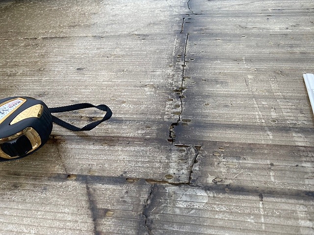 亀裂や穴があいたサンルームの中空板