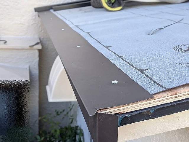 小屋根の端部に設置する板金は既製品ではなくオリジナル品