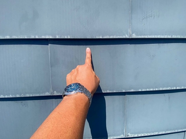 金属屋根の塗膜の状態をチェック