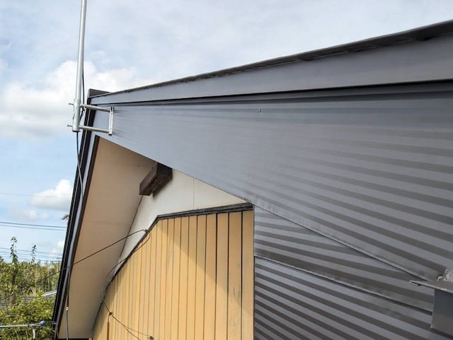 破風板の上に巻かれたガルバリウム板金