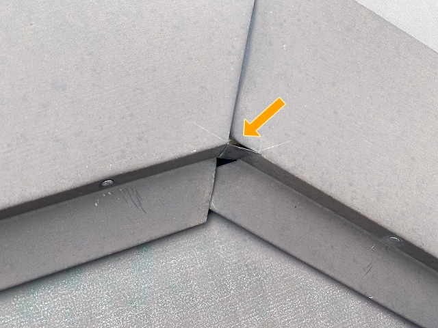 三つ又部にあいた隙間より見える下地の貫板