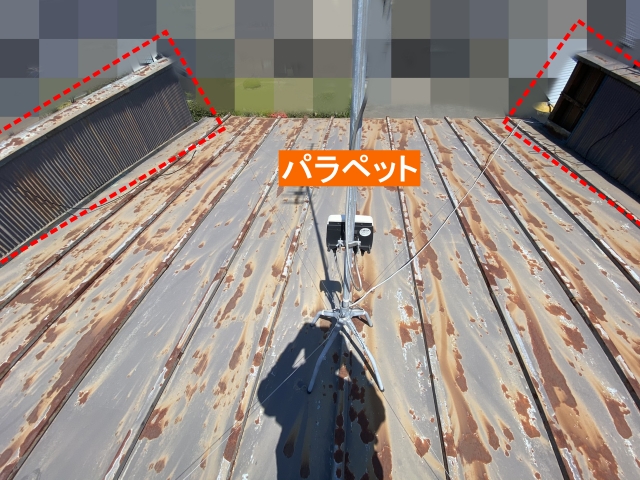 2階は腰壁に囲まれたパラペット屋根