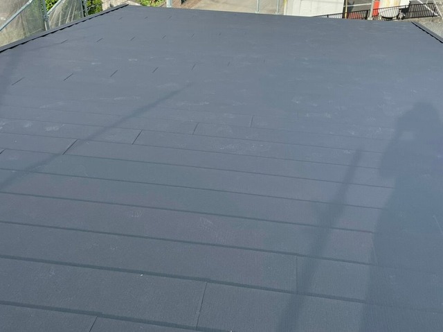 スーパーガルテクトで施工した片流れ屋根