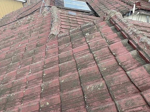 セメント瓦の棟違い屋根