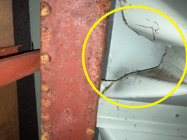 立ち上げ折り加工された折板屋根