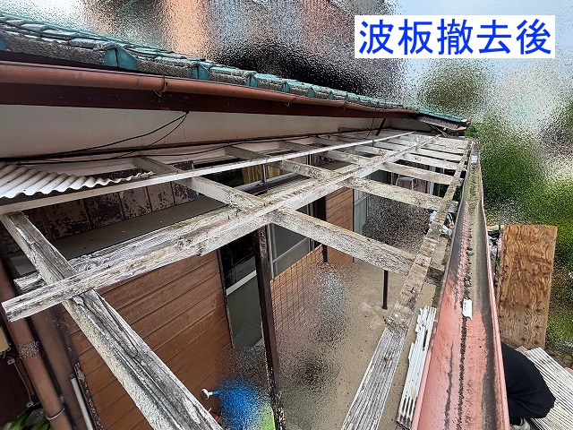 古い波板が撤去されたテラス屋根