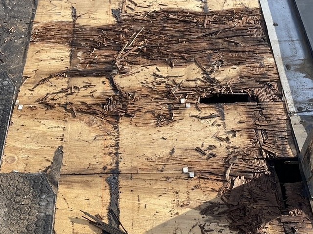 長年の雨漏りでボロボロになった野地板