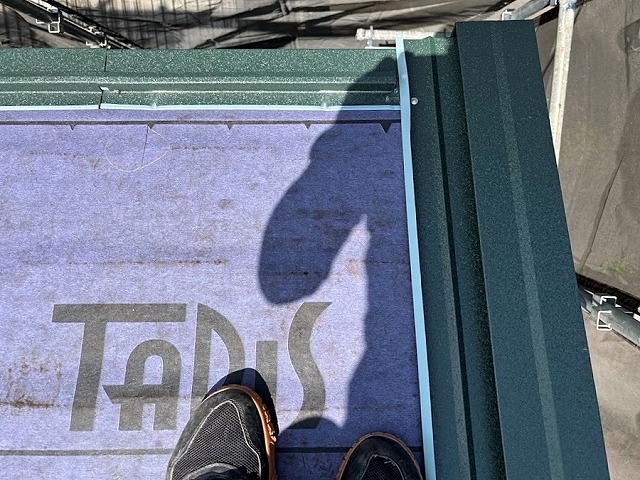 軒先とケラバに配されたエスジーエル鋼板製の板金