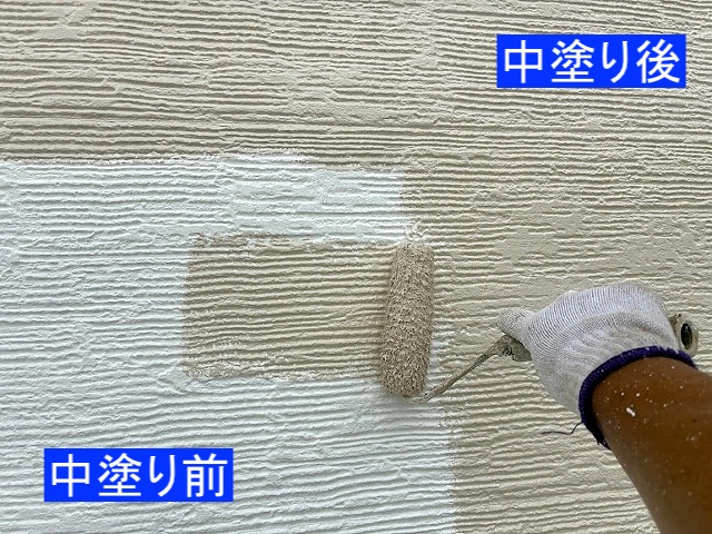 2階部分の外壁の中塗り作業