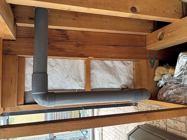 接続された排水パイプを取り外した様子