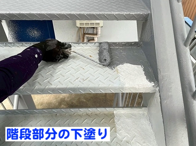 アパートの鉄骨外階段の下塗り作業中