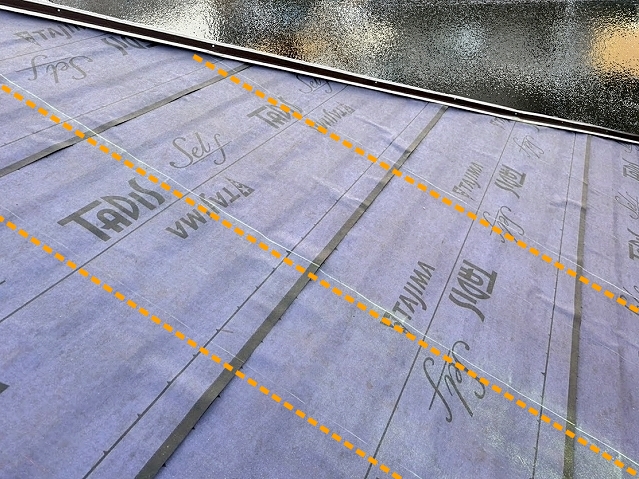 風に強い屋根を作るため全ての垂木の位置に墨出しでチェック