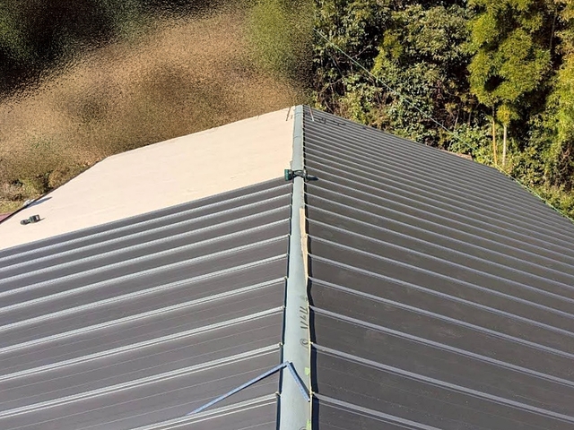 継ぎ目が少なく雨水が縦方向に流れやすい立平葺き