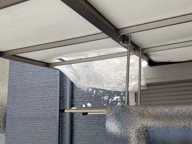 テラス屋根の破損は落雪による衝撃が原因