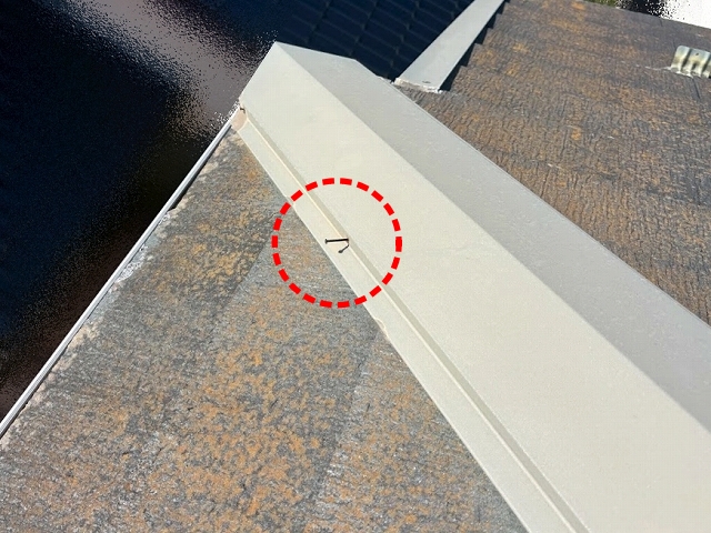 棟板金の釘抜けは急に起こるものではなく徐々に緩みが進行