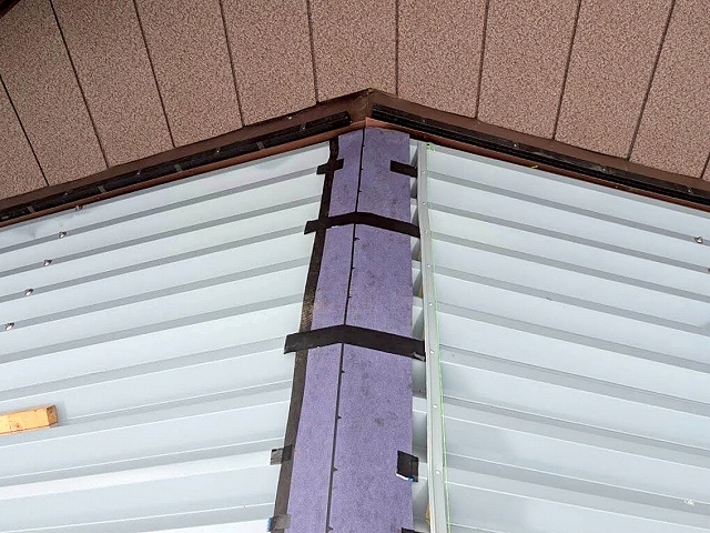 雨押え板金用の樹脂製下地材を壁際に沿って設置