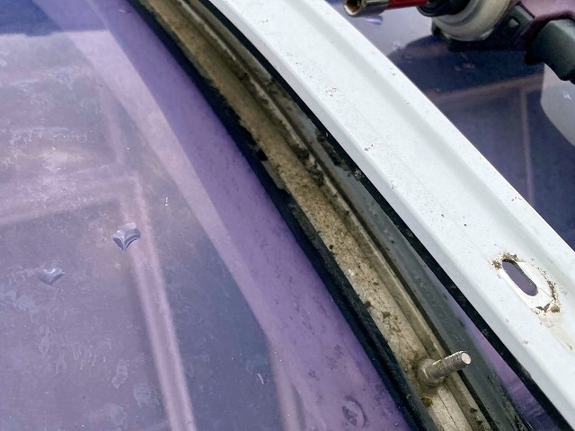 テラス屋根平板パネル押さえ材取り外し