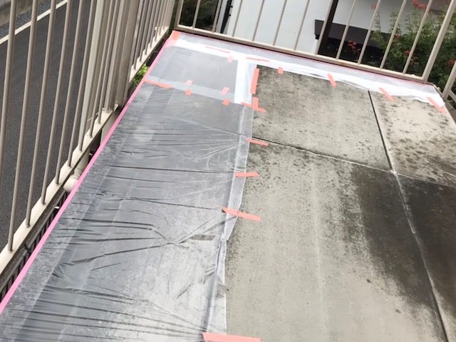 共用廊下の手すり際に養生