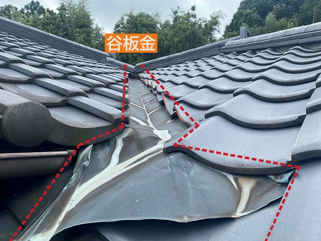 トイレの雨漏りで谷板金を調査