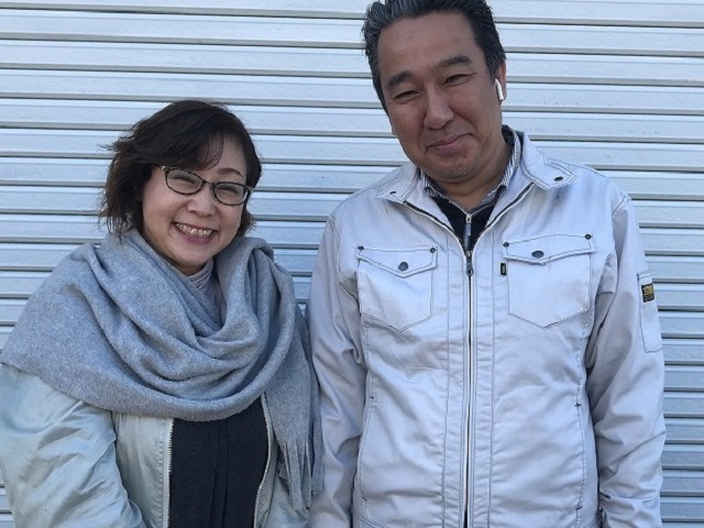 茨城県内のお客様と映る街の屋根やさんのスタッフ